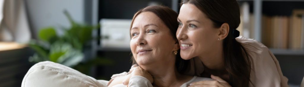 Dos mujeres sonrientes disfrutando de salud plena