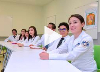 Alumnos en mesa poniendo atención
